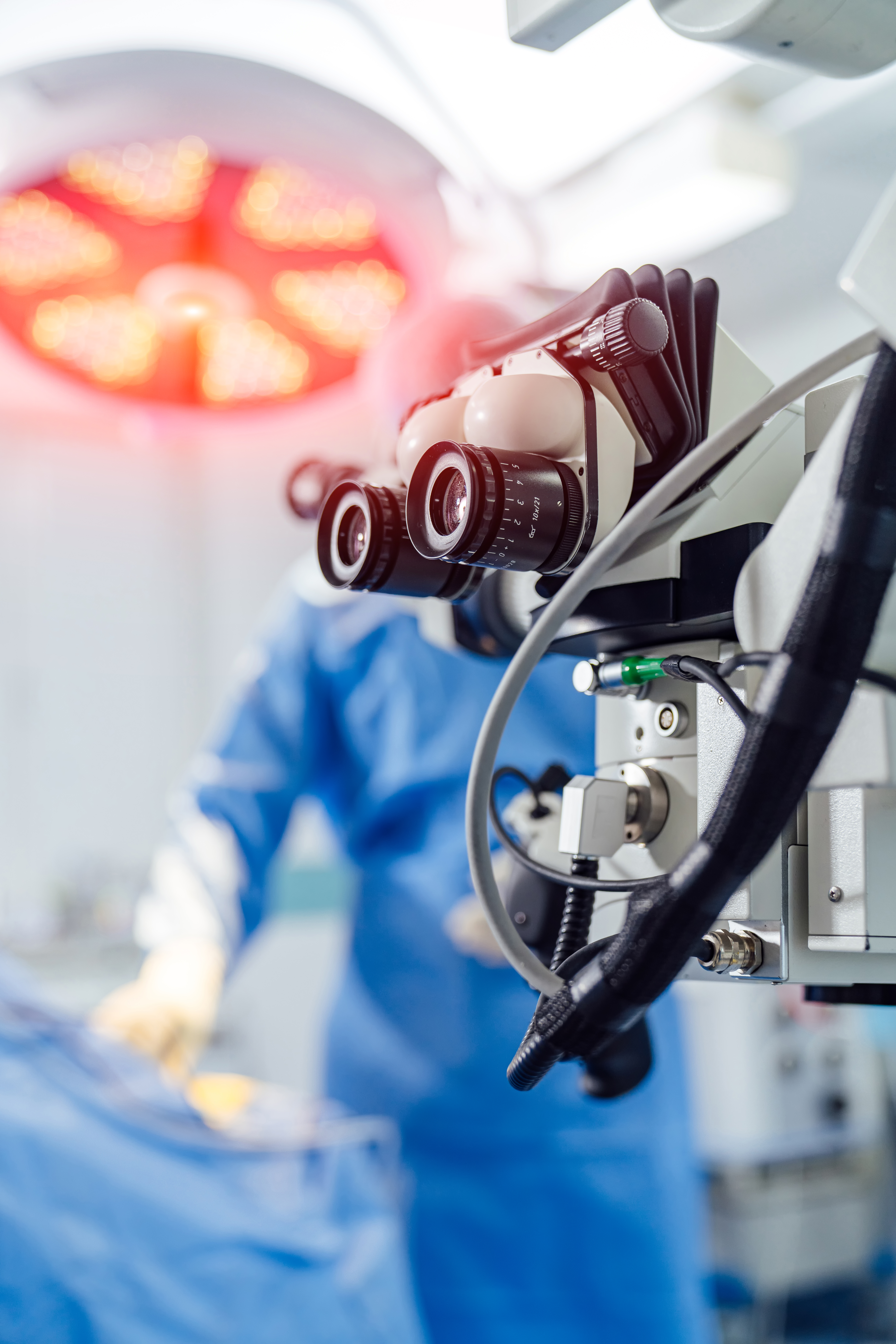 Sala de cirurgia robótica com equipamentos modernos